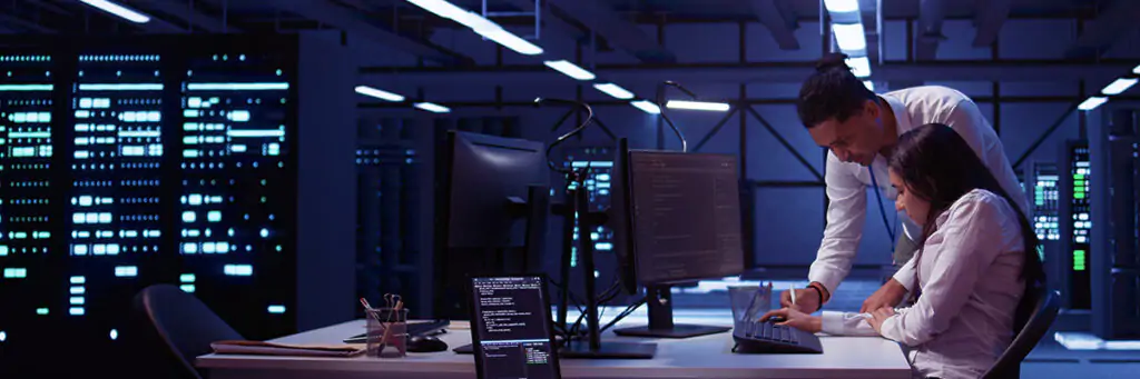 homem-e-mulher-trabalhando-com-programação