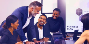 Equipe de profissionais reunida analisando plano de negócios em reunião estratégica, representando planejamento e continuidade operacional nas empresas.